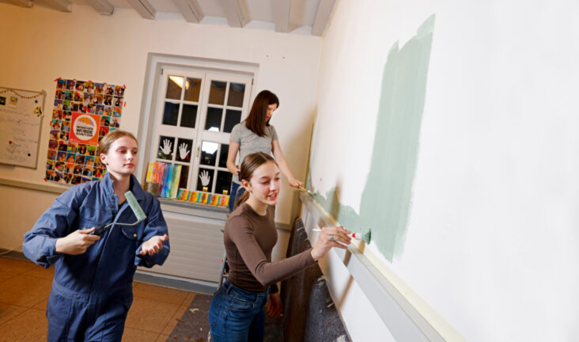 26.01.2026
Castrop-Rauxel 
Kinder und Jugendparlament 
Neugestaltung des Raumes 
Annemarie Starke ( helles Shirt ) , Tara Ivkovic ( braunes Shirt )  und Cleo Isbruch ( blauer Anzug  ) 
foto: copyright  marco stepniak  -  
mobil  +49 171 2771906 ,  marco@stepniak-bild.de